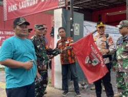 Polisi Tertibkan Ratusan Bendera Ormas di Jakpus