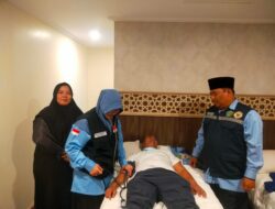 Petugas Kloter 09 KNO Lakukan Visitasi Rutin Pantau Kesehatan Jemaah Haji
