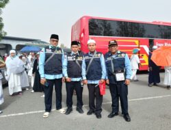 Petugas Kloter 13 KNO Dampingi City Tour Jemaah Haji
