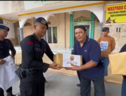 Jumat Berkah di Kota Medan, Brimob Batalyon A Pelopor Tebar Kepedulian Lewat Aksi Bersih Masjid dan Bagi Sembako