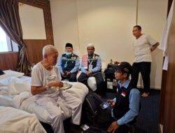 Petugas Kloter 09 KNO Visitasi Kesehatan Jemaah Haji Melalui Pendekatan Medis dan Spiritual