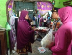 Sambut HUT Bhayangkara Ke-79, Polsek Pangkalan Berandan Tebar Kepedulian Lewat Bantuan Sosial