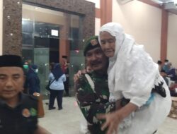 Penuh Rasa Syukur, Anggota Kodam I/BB Gendong Mamak Pulang Haji Tuai Pujian