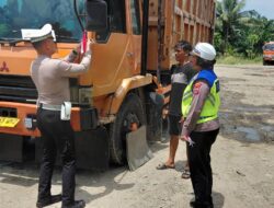 Sat Lantas Menyapa Kemerdekaan, Bagikan Bendera Merah Putih Kepada Pengguna Jalan