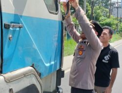 Polsek Padang Tualang Bagikan Bendera Merah Putih Kepada Pengguna Jalan, Wujudkan Semangat Nasionalisme Menjelang HUT RI Ke-80