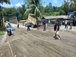 Polsek Bahorok Bersama Mahasiswa KKN UINSU Jalin Kerjasama Dalam Melaksanakan Harkamtimas Dengan Menimbun Jalan Yang Rusak