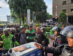 Secangkir Kopi Dingin Satukan Polisi, Mahasiswa, dan Ojol di Medan Ditengah Unjuk Rasa