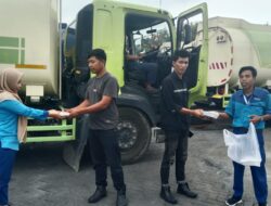 Perkuat Kepedulian Sosial, PMT Bagikan Paket Makanan Gratis Bagi Sopir Truk di Kawasan Pelabuhan Kualatanjung