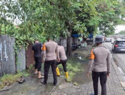 Personel Ditsamapta Polda Sumut Sigap Bantu Warga di Tengah Banjir Jalan SM Raja – Amplas Medan