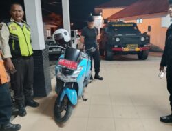 Aksi Kemanusiaan di Tengah Tugas! Personel Gegana Brimob Polda Sumut Evakuasi Ibu Bidan Korban Laka di Tapanuli Selatan