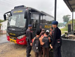 Wujud Kepedulian Polri! Brimob Polda Sumut Antar Jemput Anak Sekolah di Tapanuli Selatan