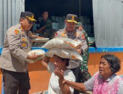 Kapolda Sumut dan Pangdam I/BB Turun Langsung Bagikan Beras Untuk Korban Bencana di Tapanuli Tengah
