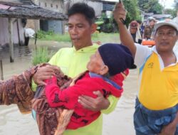 Aksi Heroik Bhabinkamtibmas Polsek Firdaus di Tengah Banjir Serdang Bedagai