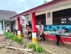 Hadir Untuk Masyarakat: Polda Sumut Bersihkan Sekolah dan Masjid Terdampak Longsor di Garoga