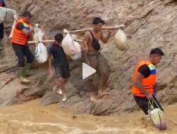 Polri Hadir Saat Darurat, Brimob Polda Sumut Evakuasi 45 Warga Terisolir Banjir di Tapteng