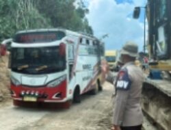 Brimob dan Polsek Sipirok Kawal Perbaikan Jalan Longsor Demi Keselamatan Pengguna Jalan