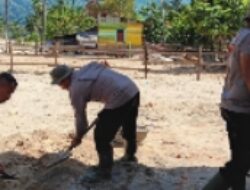 Gotong Royong Brimob dan Warga Bangun Rumah Swadaya Pascabanjir di Tolang Julu