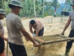 Gotong Royong yang Menguatkan, Brimob dan Warga Bangun Rumah Korban Banjir di Tapsel