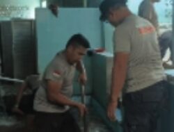 Brimob Sumut Bersihkan Tempat Wudhu Masjid Al Jihad Pascabencana di Tapanuli Selatan