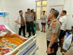 Peduli Dengan Anggotanya Kapolres Pakpak Bharat Besuk Kapolsek Sukaramai di RSUD Sidikalang.