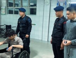 Sigap di Tengah Malam, Personel Brimob Sumut Selamatkan Korban Laka Tunggal di Depan Mako
