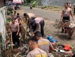 Brimob Polda Sumut Bersihkan Pasar Sipirok, Wujud Nyata Kepedulian Lingkungan di Tapanuli Selatan