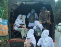 Brimob Sumut Antar Anak-Anak Desa Garoga Tetap Bersekolah di Tengah Dampak Bencana