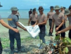 Brimob Sumut Hadir untuk Lingkungan, Pantai Gunungsitoli Dibersihkan Bersama