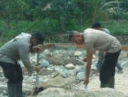 Tak Sekadar Menjaga, Brimob Turun Bangun Rumah Korban Banjir di Tapsel