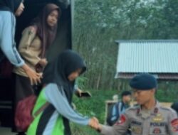 Brimob Sumut Antar Anak Sekolah di Garoga Pascabencana