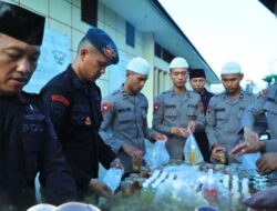 Brimob Sumut Berbagi Berkah Ramadhan, 200 Takjil Dibagikan Untuk Pengendara di Sekitar Mako KE Lumi