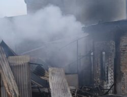Personil Unit Reskrim Polsek Dolok Masihul, Melakukan Cek TKP Atas Kebakaran Satu Unit Rumah Masyarakat Semi Permanen