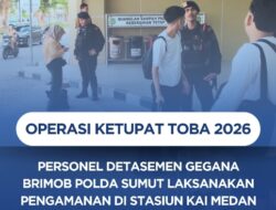 Personel Den Gegana Sat Brimob Polda Sumut Laksanakan Pengamanan di Stasiun Kal Medan dalam Operasi Ketupat Toba 2026