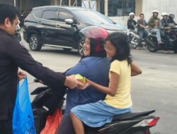 Semangat Ramadhan, Bid Humas Polda Sumut Turun Ke Jalan Berbagi Takjil Untuk Masyarakat
