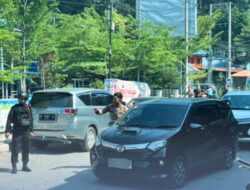 Brimob Sigap Urai Kemacetan di Ajibata, Bantu Penumpang Menyeberang di Tengah Padatnya Arus Lebaran