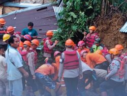Di Tengah Medan Sulit, Tim SAR Brimob Evakuasi Korban Longsor Sembahe