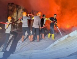 Kobaran Api di Gunung Sitoli Berhasil Dijinakkan! Sinergi Personel Brimob Polda Sumut Bersama Tim Gabungan Selamatkan Kawasan Pertokoan