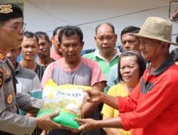Wujud Kepedulian Pasca Banjir, Polres Tapanuli Tengah Salurkan Paket Sembako Untuk Warga Hutanabolon