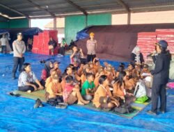 Tak Sekadar Mengamankan, Polres Karo dan Brimob Layani Mobilitas Warga Pengungsi Sinabung
