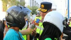 Peduli Keselamatan Pengendara, Kapolda Sumut Turun Langsung Bagikan Helm dan Imbau Tertib Lalu Lintas