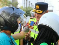 Peduli Keselamatan Pengendara, Kapolda Sumut Turun Langsung Bagikan Helm dan Imbau Tertib Lalu Lintas
